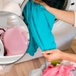 Basta un cucchiaio: un semplice trucco per il bucato che ridona brillantezza ai vostri abiti Basta un cucchiaio: un semplice trucco per il bucato che