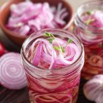 Preparo le cipolle sottaceto solo in questo modo: risultano croccanti e molto saporite. Preparo le cipolle sottaceto solo in questo modo: risultano croccanti